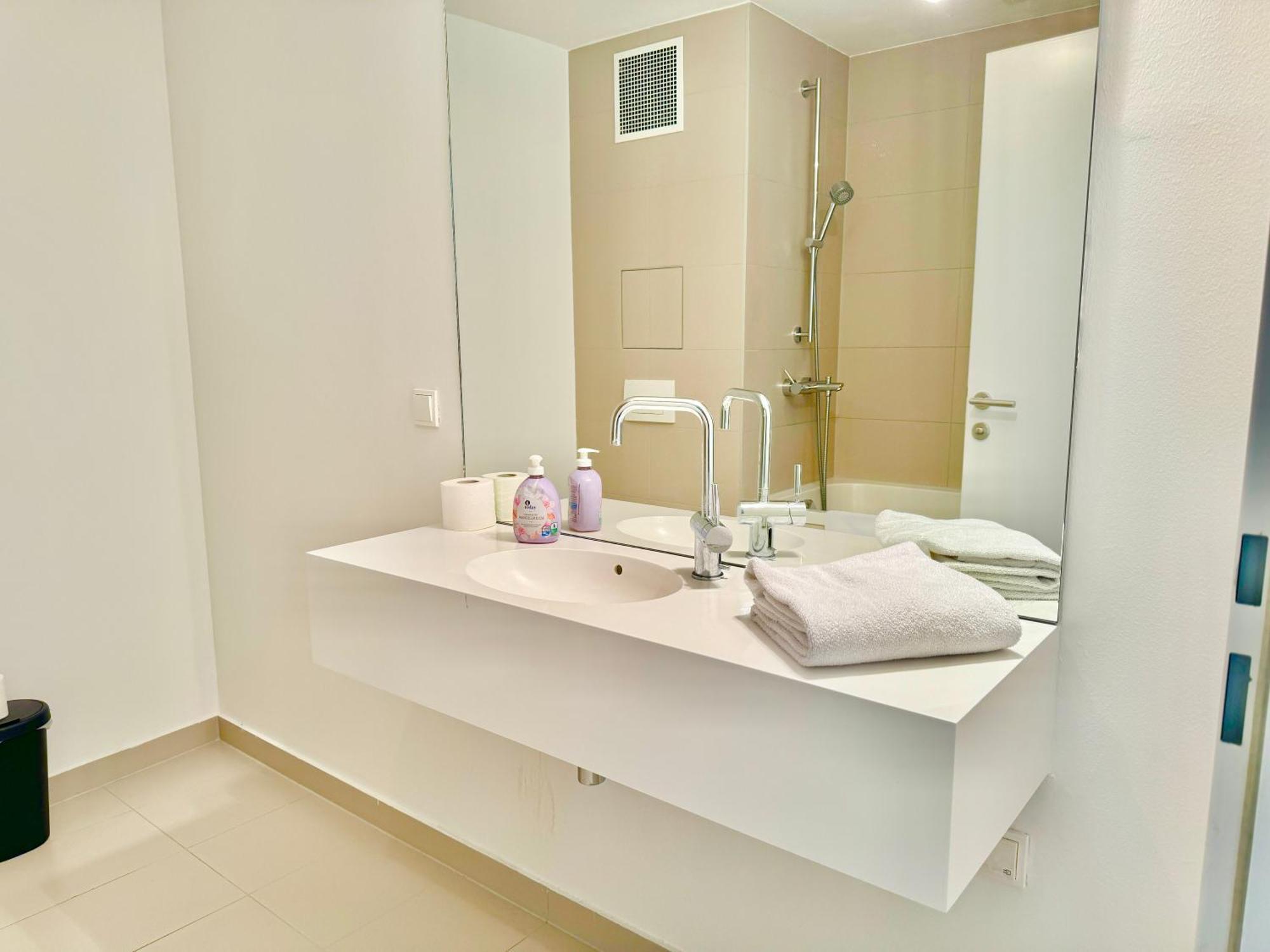 Apartment Bright Modern Maisonette With Garden & Free Parking *